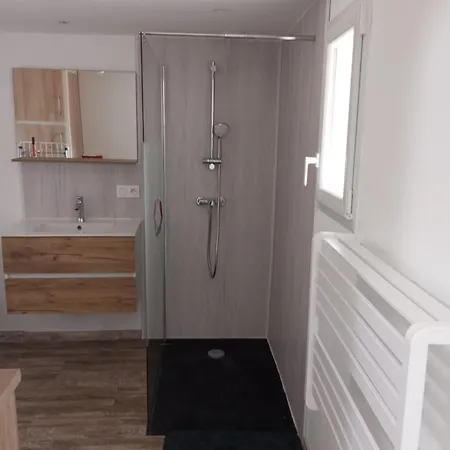 Casa de Férias La Giraudière Bâtisse Au Calme 2 à 4 Personnes